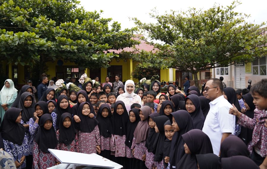 Cindy Monica Tembus Medan Ekstrem demi Internet Sekolah di Pelosok